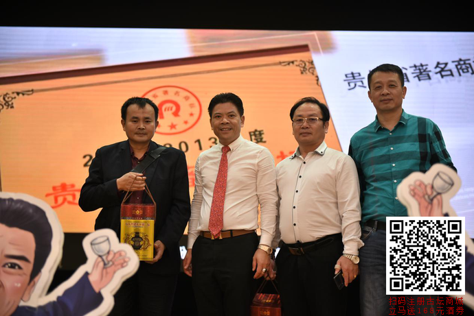 “熊大”與合作商合影留念(圖)