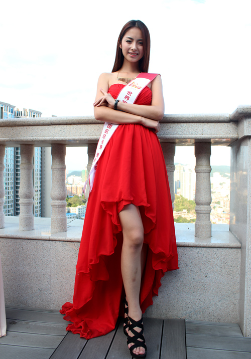 2013世界旅游小姐大賽中國(guó)賽區(qū)最佳上鏡獎(jiǎng)選手趙黔在貴陽(yáng)黔靈半山內(nèi)留影