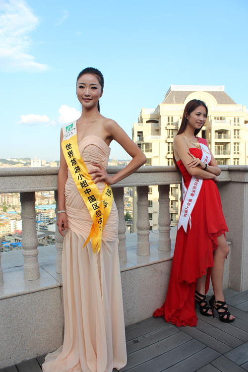 貴州旅游形象推廣大使陳好好在貴陽(yáng)名盤黔靈半山內(nèi)留影