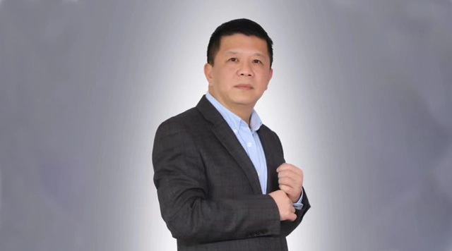 鑲栬繘鏄? />
</p>
<p>
2012騫達(dá)紝鍦ㄨ倴榪涙槬鐨勭壍綰夸笅錛岀淮緇磋偂浠戒互7涓嚎鐨勬諱環(huán)鏀惰喘浜?jiǎn)璐靛窞閱囬厭鍘傚Q屽畬鎴愯吹宸為唶鐨勬敼鍒躲傛鍚庯紝浠栨湇鍔¤繃鑼呭彴闆嗗洟錛屼富瑕佸闆嗗洟鏃椾笅淇濆仴閰掍笟榪涜鎴樼暐瑙勫垝錛岃璇佷簡(jiǎn)鑼呭彴淇濆仴閰掍笟浠庣櫨涓囩駭鍒版暟浜跨殑澧為暱銆?017騫?鏈堬紝浠栧張閲嶅洖璐靛窞閱囬厭涓氾紝鍑轟換鎵ц鎬昏銆?020騫達(dá)紝浠栧嚭浠昏吹宸炲博鍗氫漢姘戝皬閰掗攢鍞湁闄愬叕鍙告葷粡鐞嗐備粠浜烘皯灝忛厭鍑烘潵鍚庯紝鑲栬繘鏄ユ垚绔嬩簡(jiǎn)鏃ュ瓙鏂囧寲銆?
</p>
<p>
鍦ㄩ厭琛屼笟娌夋誕鐨?0騫撮噷錛岃倴榪涙槬涓嶄粎鑾峰緱2016騫磋吹宸炵渷棣栧眾閰掍笟澶у笀璇勯夌殑鈥滃崄澶ч粩閰掑ぇ甯堚濄侀灞娾滀腑鍥介叡棣欓厭閰塊犲ぇ甯堚濈瓑鑽h獕錛岃繕鎷呬換璐靛窞閰掓枃鍖栫爺絀朵細(xì)鎵ц鍓細(xì)闀褲佽吹宸為吙閰掑伐涓氬崗浼?xì)鍓U樹功闀褲?
</p>
<p>
鍗婅緢瀛愰兘鍦ㄤ笌閰掓墦浜ら亾鐨勮倴榪涙槬錛屽鏃朵唬瓚嬪娍銆佸悕閰掍紒涓氱瓑鏂歸潰閮芥湁鐫娣卞埢鑰岀嫭鍒扮殑瑙佽В銆?
</p>
<p>
鍦ㄤ粬鐪嬫潵錛屽湪閰掍笟4.0绔炰簤鏃朵唬錛岀櫧閰掔粡榪団滀駭鍝併佽惀閿銆佽祫鏈濅笁涓彂灞曢樁孌碉紝宸茬粡鍏峰浜?jiǎn)濂戒紒涓氱殑鍩烘湰瑕佺礌銆備絾姝ゅ墠鎶曡祫榪囧害鐨勪駭鑳藉拰钀ラ攢錛屼嬌寰楃櫧閰掍笟鐨勫悓璐ㄥ寲銆佷綆绔寲涓ラ噸錛岀櫧閰掕涓氶渶瑕佷粠浜у搧鍝佽川銆佸搧鐗屾枃鍖栥佹秷璐瑰満鏅瓑鏂歸潰榪涜鏂囧寲鍒涙柊錛屼互婊¤凍娑堣垂鑰呬笉鍚屽満鏅佷釜鎬у拰瀹氫綅鐨勯渶姹傘?
</p>
<p>
鍥犱負(fù)鐙壒鐨勭櫧閰掓枃鍖栬瑙o紝鑲栬繘鏄ヤ篃琚笟鍐呯О涓衡滅櫧閰掓柊鏂囧寲榪愬姩鈥濈殑鍙戣搗浜恒?
</p></div>
<div id=