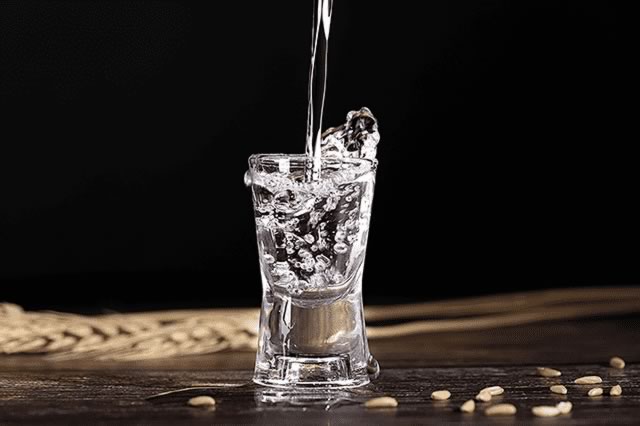 我从酒的辽阔中起身