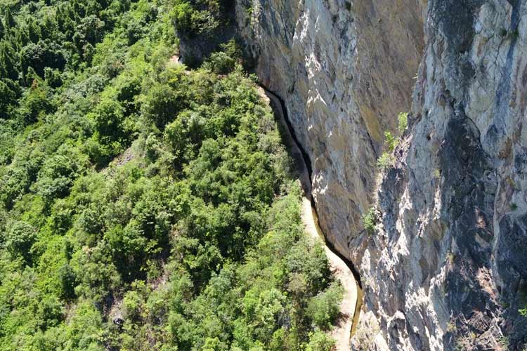 七星關(guān)區(qū)生機(jī)鎮(zhèn)絕壁天渠