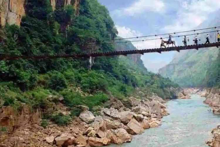 關(guān)嶺花江鐵索橋