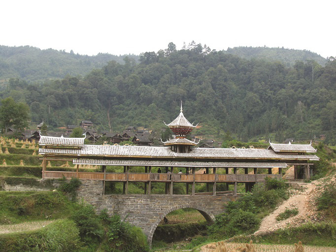 從江流架風(fēng)雨橋