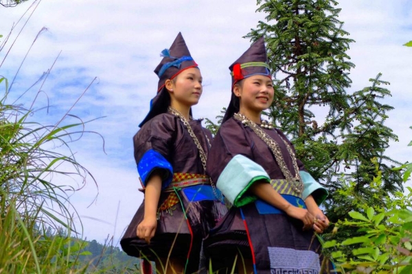 空申超短裙苗寨